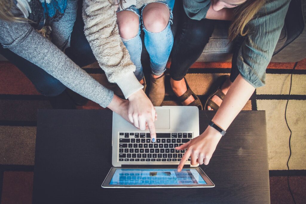how-to-build-an-engaged-online-community-7-tips