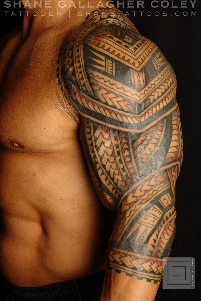 traditional polynesian tattoo colored maori shoulder tattoo