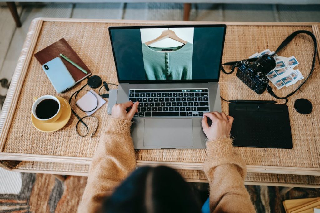 9 pros and cons of being an online business owner